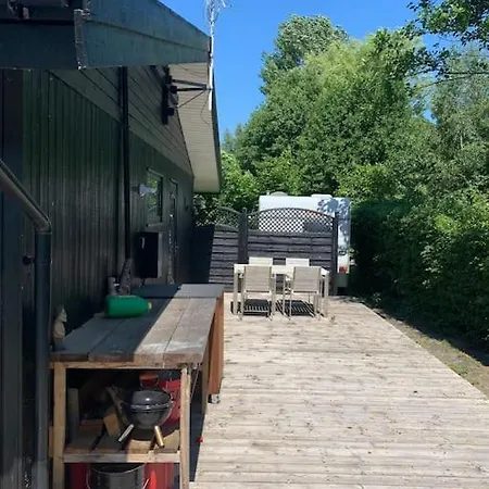 Charmerende Sommerhus Med God Udeplads