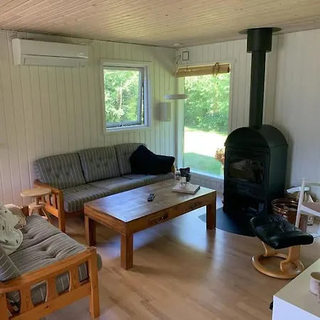 펜션 Charmerende Sommerhus Med God Udeplads *