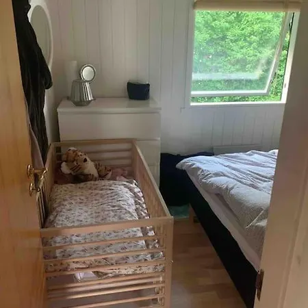 Charmerende Sommerhus Med God Udeplads *