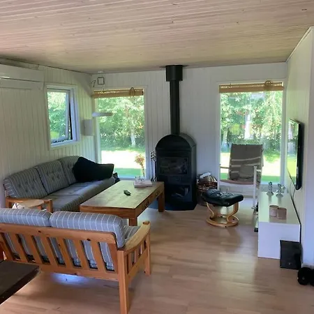 Charmerende Sommerhus Med God Udeplads