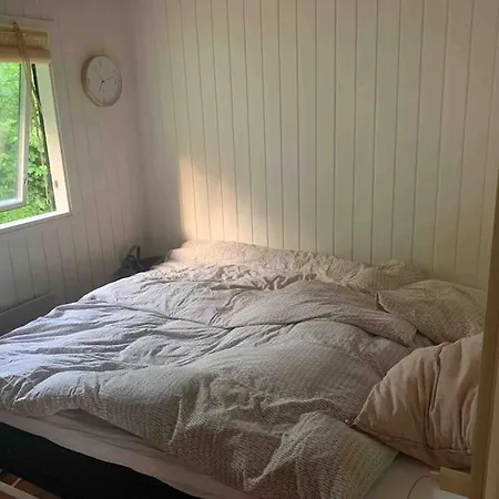Charmerende Sommerhus Med God Udeplads