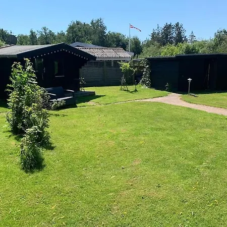 펜션 Charmerende Sommerhus Med God Udeplads