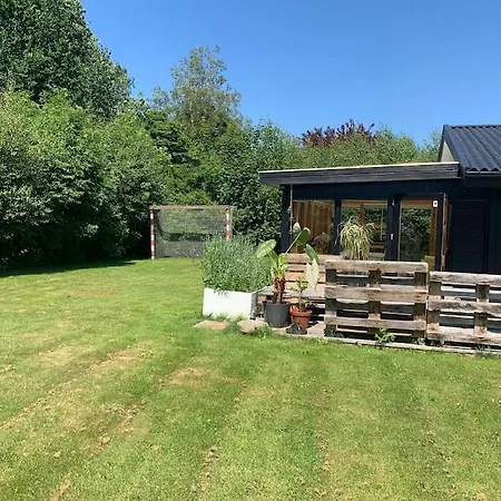Charmerende Sommerhus Med God Udeplads *