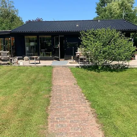 펜션 Charmerende Sommerhus Med God Udeplads